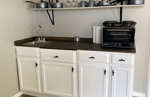 Alton Apartment | Cozy Studio Apartment with Fireplace