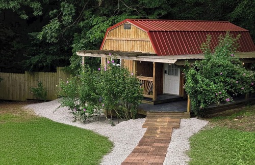 Fountain Run Cabin | Cozy Studio Cabin Tiny House