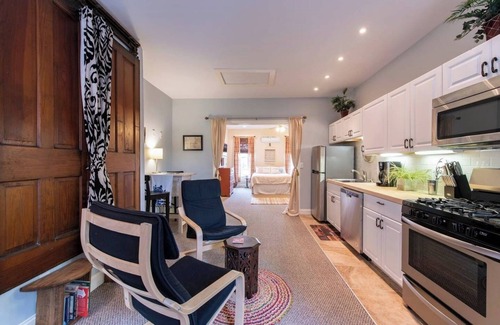 Germantown Apartment | Cozy Studio close to Music Hall, Food, & Shops!
