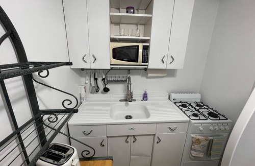 South Mission Beach Apartment | Cozy Studio/Flat Steps to Ocean745- Sleeps 2, great location next to Belmont Par