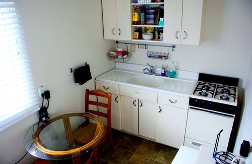 South Mission Beach Apartment | Cozy Studio/Flat Steps to Ocean 747- Sleeps 2, BBQ, Bike Rack, Surfboard