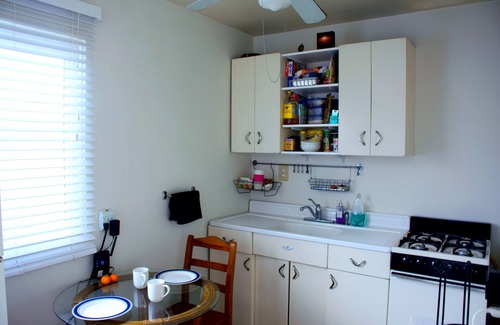 South Mission Beach Apartment | Cozy Studio/Flat Steps to Ocean 747- Sleeps 2, BBQ, Bike Rack, Surfboard