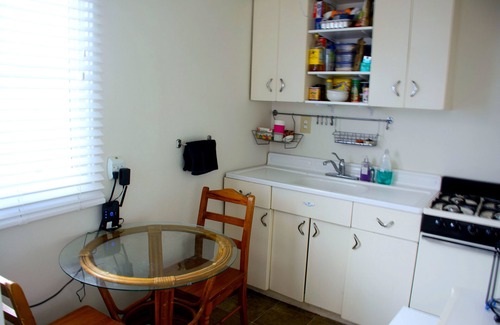 South Mission Beach Apartment | Cozy Studio/Flat Steps to Ocean 747- Sleeps 2, BBQ, Bike Rack, Surfboard