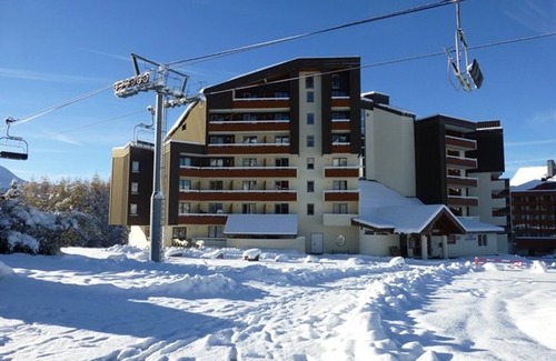 Bergers Apartment | Cozy Studio in L'Alpe d'Huez, Sleeps 3, Near Slopes & Shops, Pool & Sauna Access, Pet-Friendly