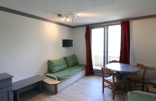 Bergers Apartment | Cozy Studio in L'Alpe d'Huez, Sleeps 3, Near Slopes & Shops, Pool & Sauna Access, Pet-Friendly