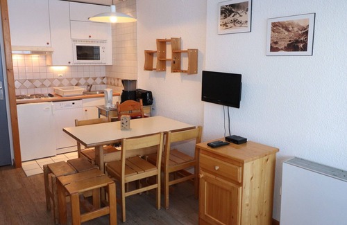 Le Lavachet Apartment | Cozy Studio Near Slopes & Shops with Balcony, Pet-Friendly