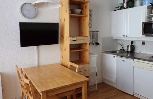 Le Lavachet Apartment | Cozy Studio Near Slopes and Shops with Balcony, Lake View & WiFi