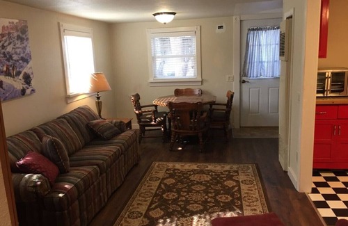 Gordon Apartment | Cozy Studio, Travelling Medical Professionals and longer term rentals welcome