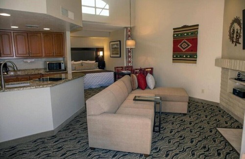 Arcadia Apartment | Cozy Studio with Pool & Fitness Room at Camelback
