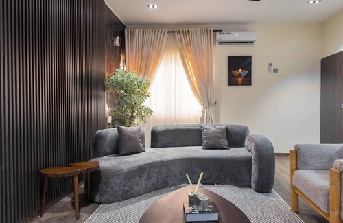 Ikeja House | Cozy & Stylish 2BR Bungalow with AC, WiFi & 24/7 Power & Full Kitchen in Lagos.