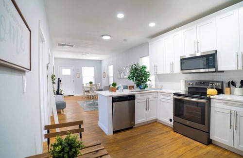East Tampa House | Cozy Stylish Chic Home Ybor, DT Central Location