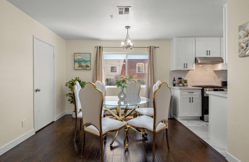 Alhambra Condo | Cozy&Stylish DT Alhambra Living Walk to Starbucks, Dining &Nightlife places