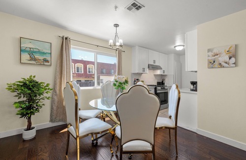 Alhambra Condo | Cozy&Stylish DT Alhambra Living Walk to Starbucks, Dining &Nightlife places