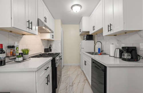 Alhambra Condo | Cozy&Stylish DT Alhambra Living Walk to Starbucks, Dining &Nightlife places