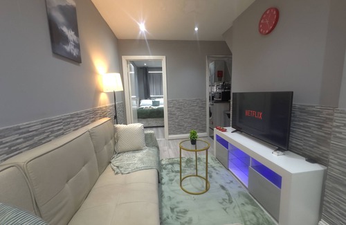 Coventry Apartment | Cozy & Stylish flat in Coventry/Easy Access To City Hotspots!