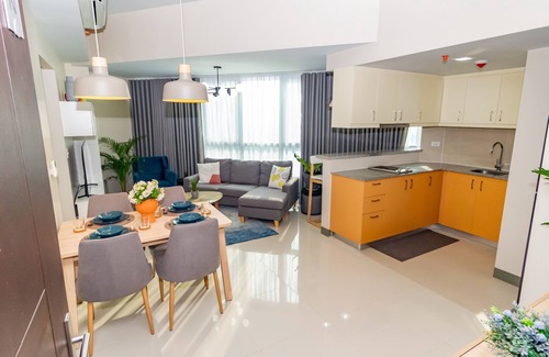Bonifacio Global City Apartment | Cozy Suite w/Balcony/Fast WiFi across Mitsukoshi Mall & Uptown Mall