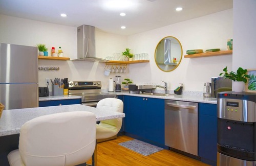 Williams Lake House | Cozy Suite | 5 Min to DT | Self Check-In | 75" TV