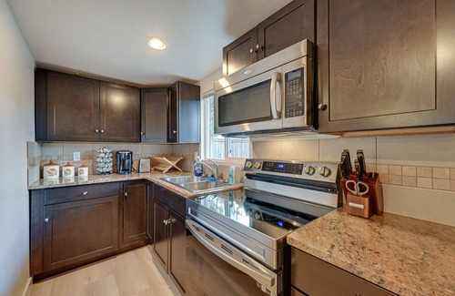 South Tacoma Apartment | Cozy Tacoma Getaway w/Grill & Hot Tub!