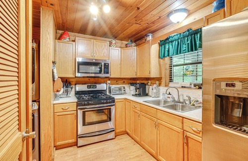 Tellico Plains Cabin | Cozy Tellico Plains Cabin w/Large Mountain Creek!