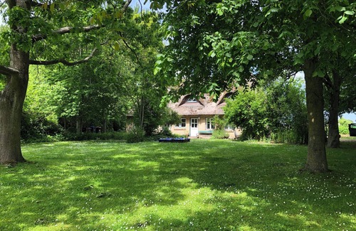 Karlberg Apartment | Cozy thatched cottage between the Baltic Sea and Schlei with a large garden