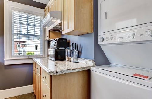 Thomas Square Apartment | Cozy Thomas Square Carriage House