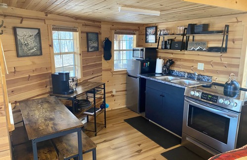 Seneca Rocks Cabin | Cozy Tiny Cabin with Hot Tub, 3 Minutes to Seneca Rocks Park Entrance