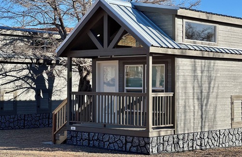 Page Cabin | Cozy Tiny Home King Room #16A