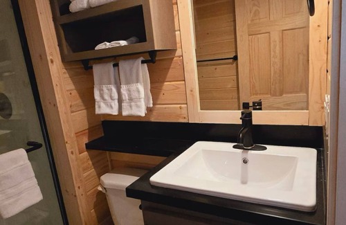 Page Cabin | Cozy Tiny Home King Room #16A