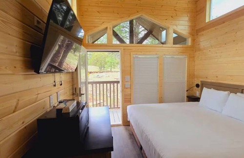 Page Cabin | Cozy Tiny Home King Room #16A