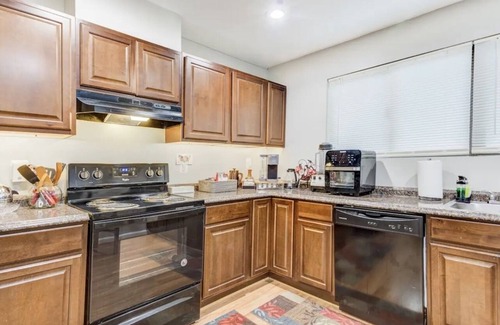 Woodbridge House | Cozy Townhome in the Heart of Woodbridge with King bed & Pool Table.