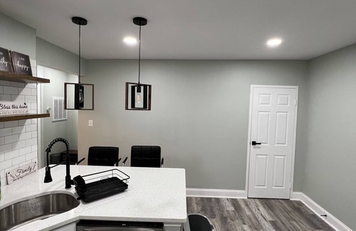 Laurel House | Cozy Townhome Near Restaurants, Movies, and Entertainment