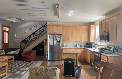 Cully House | cozy townhouse in a chill Portland co-housing community - sauna, hot tub