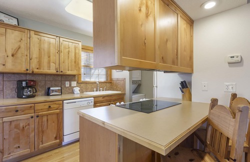 Reeds Spring House | Cozy Townhouse, Near Silver Dollar City, Screened Deck & Fireplace!