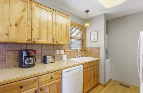 Reeds Spring House | Cozy Townhouse, Near Silver Dollar City, Screened Deck & Fireplace!