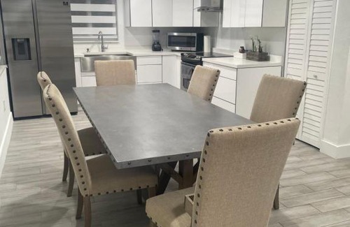 West Little Havana House | Cozy Triplex centrally located