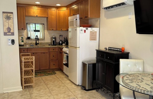 Poiciana Park II Cottage | Cozy Tropical Guest Cottage Near Everything!