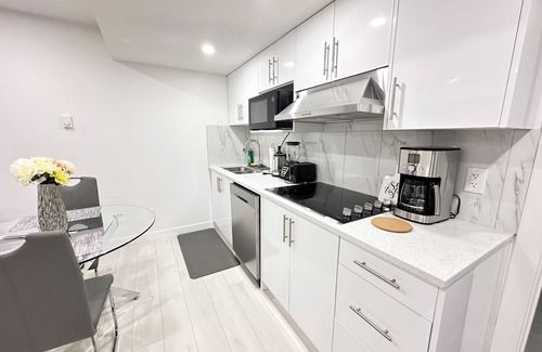 Airdrie House | Cozy Two Bedroom Aircon Suite in Airdrie