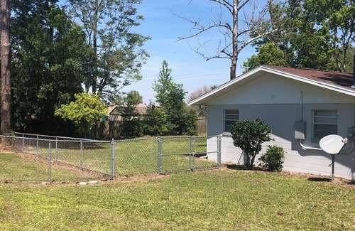 Dunnellon House | Cozy two bedroom home in Dunnellon. Minutes from the the river, golf, and more.