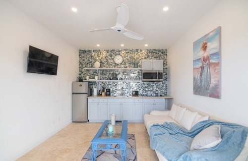 Farmer's Hill Cottage | Cozy two-bedroom two bathroom on white sandy beach