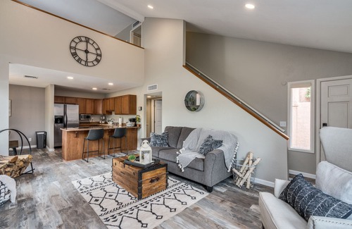 Tucson House | Cozy, Unique, Clean Condo with pool, walking distance from Sabino Canyon Tours!
