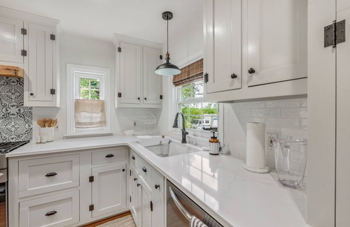 Navasota Cottage | Cozy up at Avenue Six Cottage!