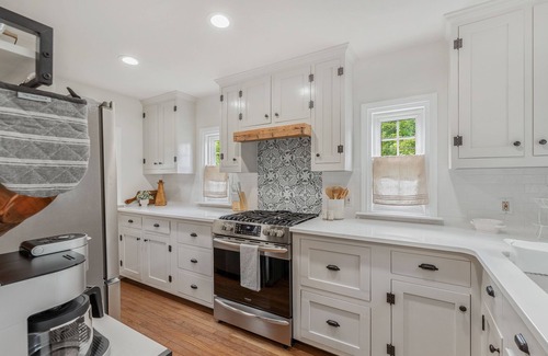 Navasota Cottage | Cozy up at Avenue Six Cottage!