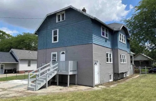 Saginaw Apartment | Cozy upstairs apartment