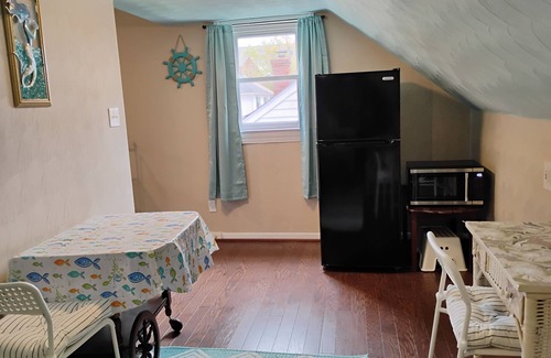 Central Newport News Apartment | Cozy upstairs studio apartment in Historic Hilton Village in Newport News, VA