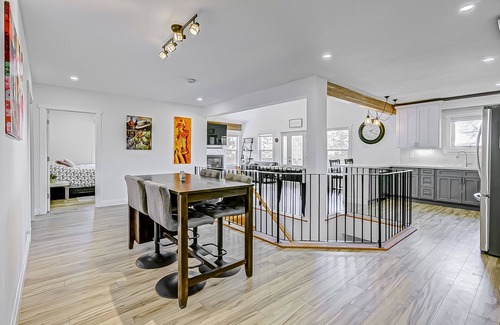 Innisfil House | Cozy Upstairs Suite- 2 bedroom Unit with Balcony