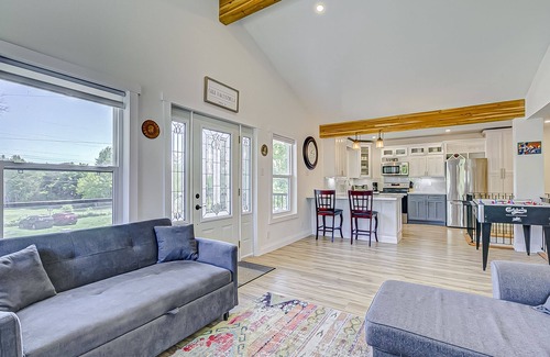 Innisfil House | Cozy Upstairs Suite- 2 bedroom Unit with Balcony