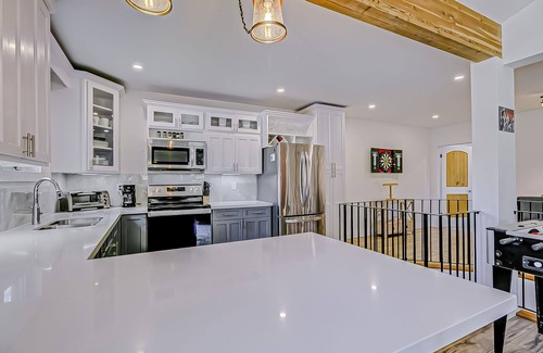 Innisfil House | Cozy Upstairs Suite- 2 bedroom Unit with Balcony