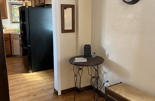 Ambridge House | COZY URBAN BUNGALOW Pet Friendly! Near PIT Airport, Pgh Stadiums & Museums!