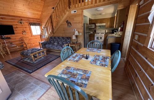 Warrens Villa | Cozy Villa next to Jellystone - 3 Bears Lodge Water Parks - 3 bedrooms