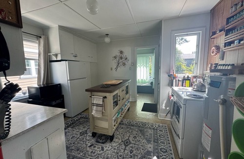 Inner Harbour House | Cozy Vintage Cottage